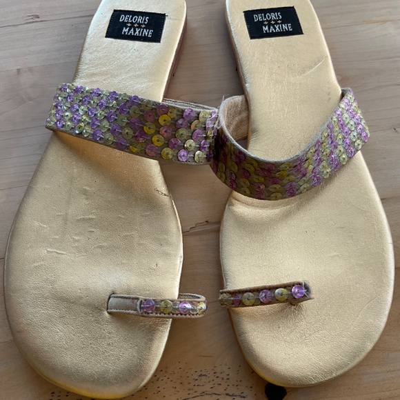 DELORIS & MAXINE VINTAGE TOE RING SANDALS - Picture 2 of 4